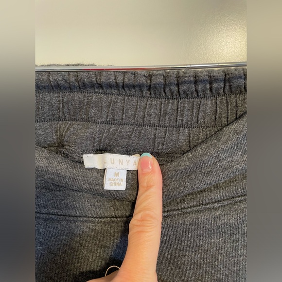 Lunya Restore Double Faced Short Grey. Medium - Picture 5 of 7